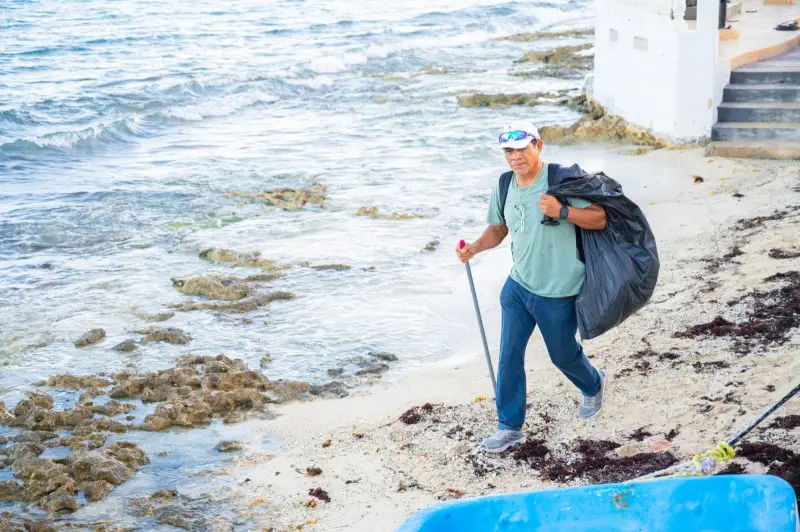 ¡A limpiar se ha dicho! Sacan 96 kilos de basura de las costas de Cozumel