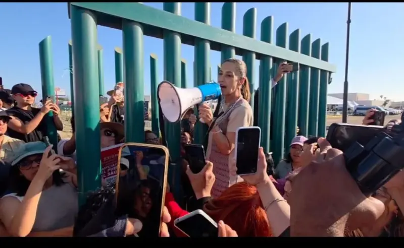 Detienen convoy de Sheinbaum en Juárez para exigir atención a denuncias de violencia