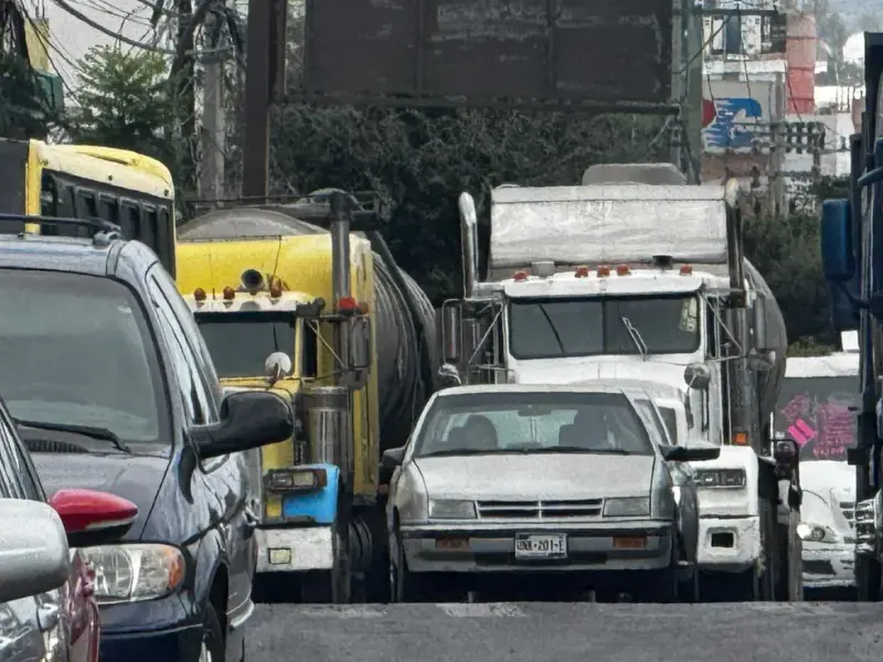 Tráileres estacionados entorpecen Paseo Central, San Juan del Río