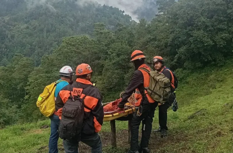 Más de 8 horas de rescate para recuperar cuerpo en barranca de Las Minas