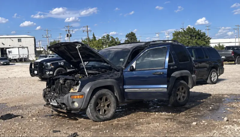 Incendio consume Jeep estacionada en maquiladora de Acuña