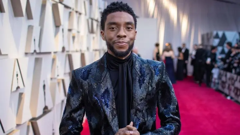 Viuda de Chadwick Boseman revela que pagó más de un millón de dólares a sus suegros