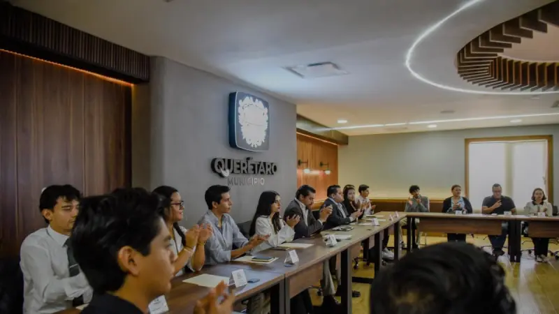 Fortalece Felifer vínculo con jóvenes en Querétaro