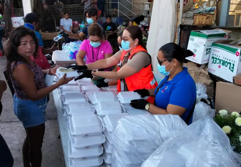 Reparte comida DIF Acapulco en Mercado Central