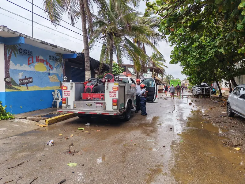 Brinda PC atención a familias afectadas por oleaje en Playa Azul, LC