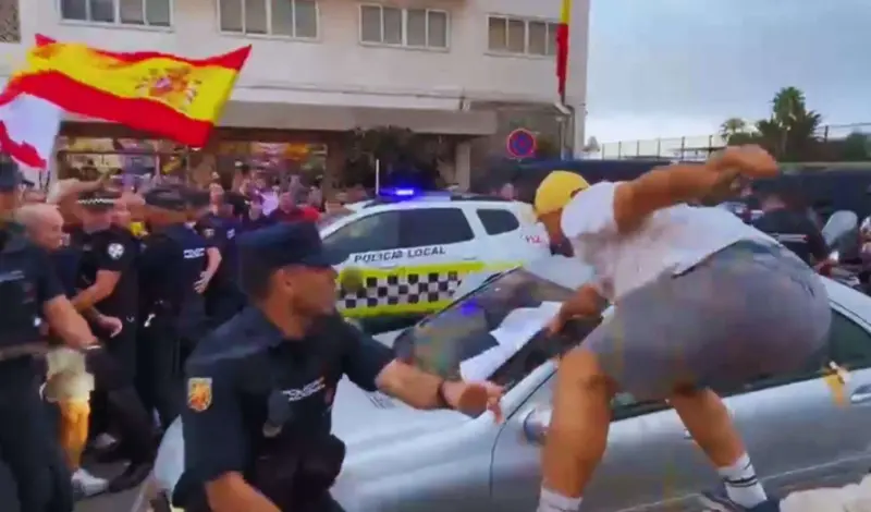Tensión en Ceuta: atacan a pedradas el coche de una diputada durante una protesta