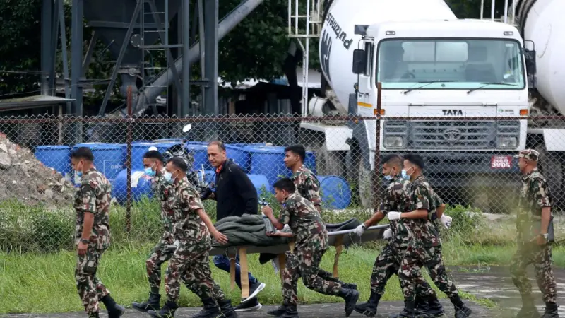 Ciudadano chino es rescatado de un túnel en Nepal diez días después de una crecida repentina