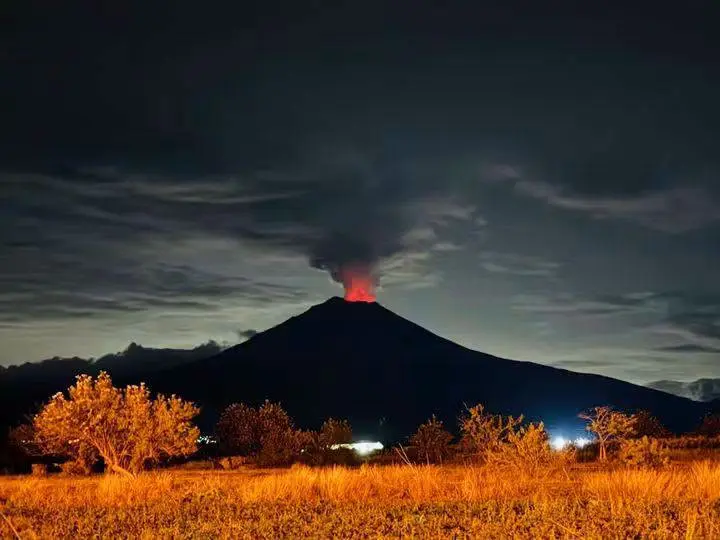 Expulsa el Popocatépetl ceniza y material incandescente