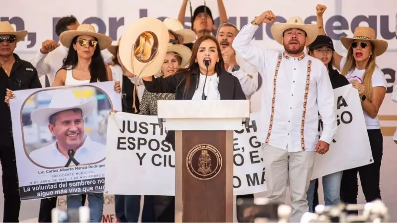 Amenazan con arrestar a Grecia Quiroz por no entregar celulares de Carlos Manzo