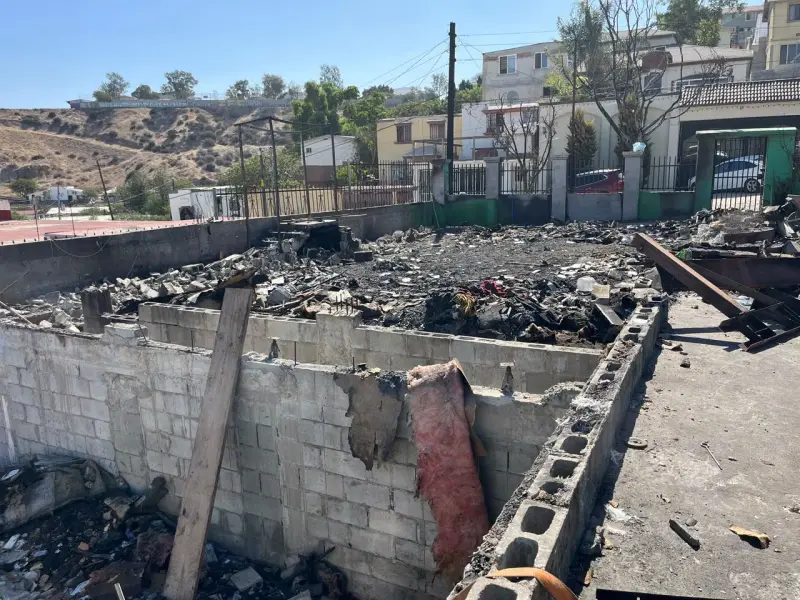 En menos de tres minutos perdió el hogar que construyó durante 12 años; ahora pide ayuda para recoger los escombros en Tijuana