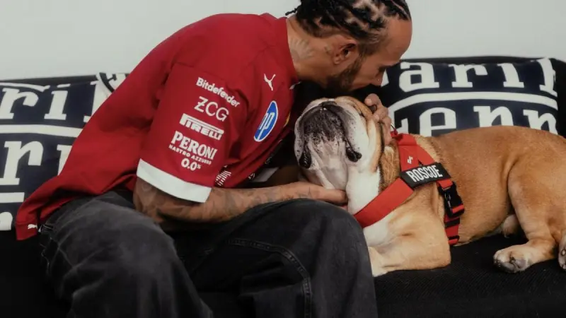 Lewis Hamilton recuerda a Roscoe a un año de su muerte: “Ha sido duro”