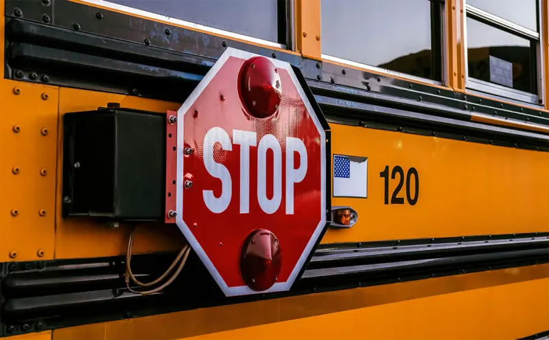 Protestan en Nueva York por fallas en el transporte de 150 mil niños