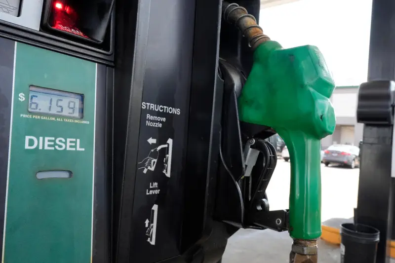 Diésel en EU supera los 6 dólares por galón y eleva la presión al transporte