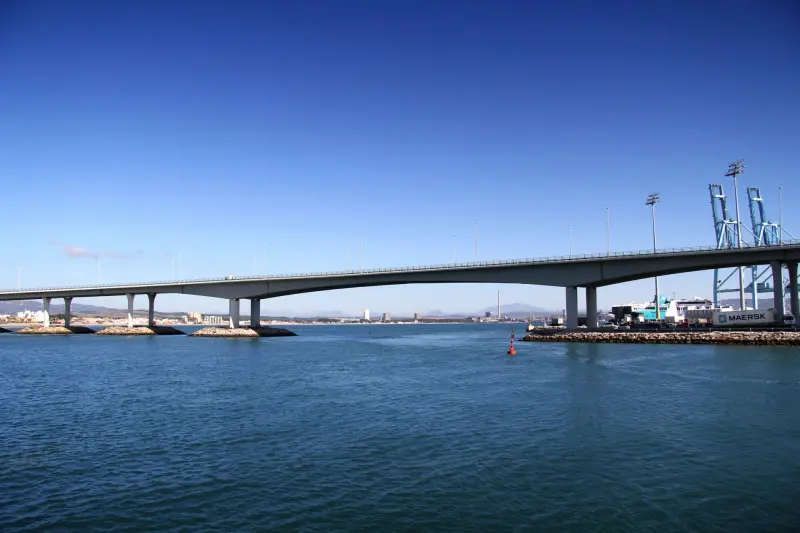 Tragedia en el puerto de Algeciras: dos mujeres mueren tras caer un coche al mar cuando iban a embarcar