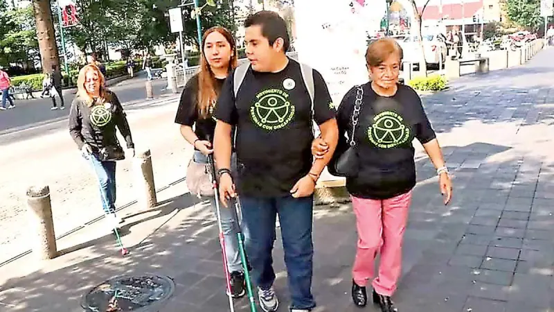 Sortean riesgos en una ciudad hostil: Vivir con baja visión en Xalapa