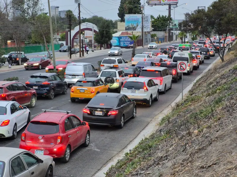 Tráfico en Tijuana: largas filas hacia garita de Tijuana y cierre en Zona Río