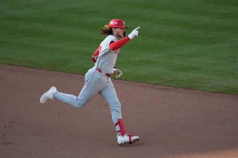 Phillies se niegan a morir: remontan a Braves con jonrón en extra innings y fuerzan el Juego 3
