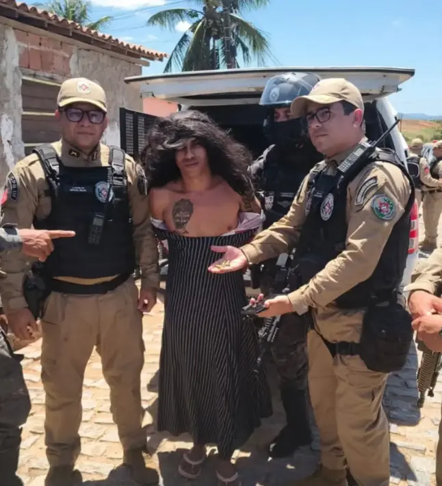 Presunto asesino en serie fue arrestado cuando intentaba huir vestido de mujer, antes de confesar 80 asesinatos