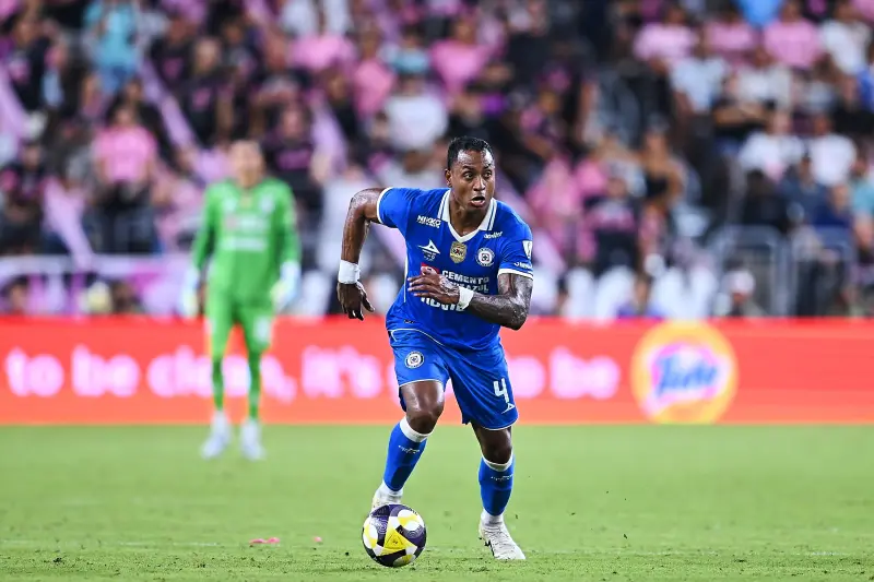 Afición de Cruz Azul revienta a Willer Ditta tras error ante Messi en la Campeones Cup