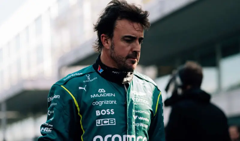 Nuevos problemas en el motor Honda obligan a Fernando Alonso a salir del pit-lane
