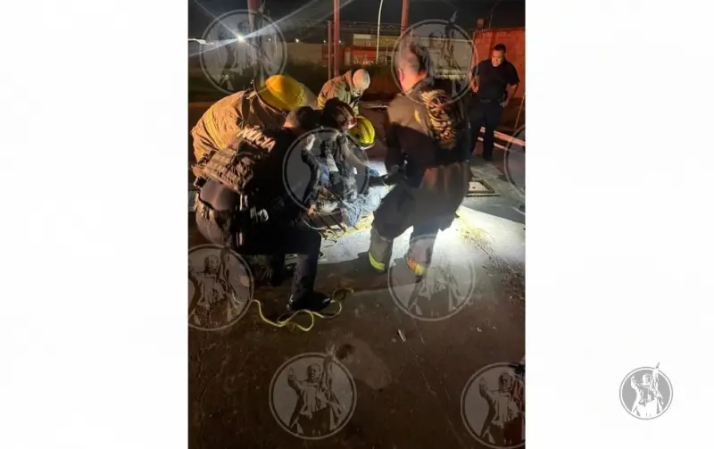 Muere guardia al caer y quedar sumergido en una alcantarilla