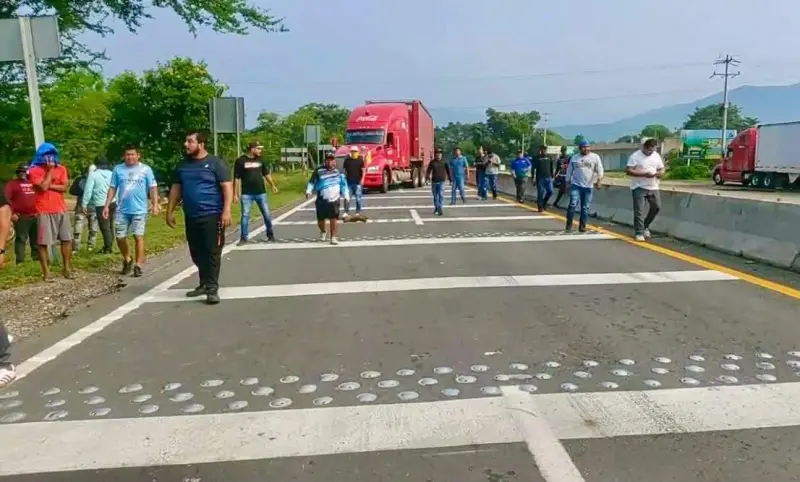 Bloqueos en Tonalá: exigen solución definitiva a aguas residuales