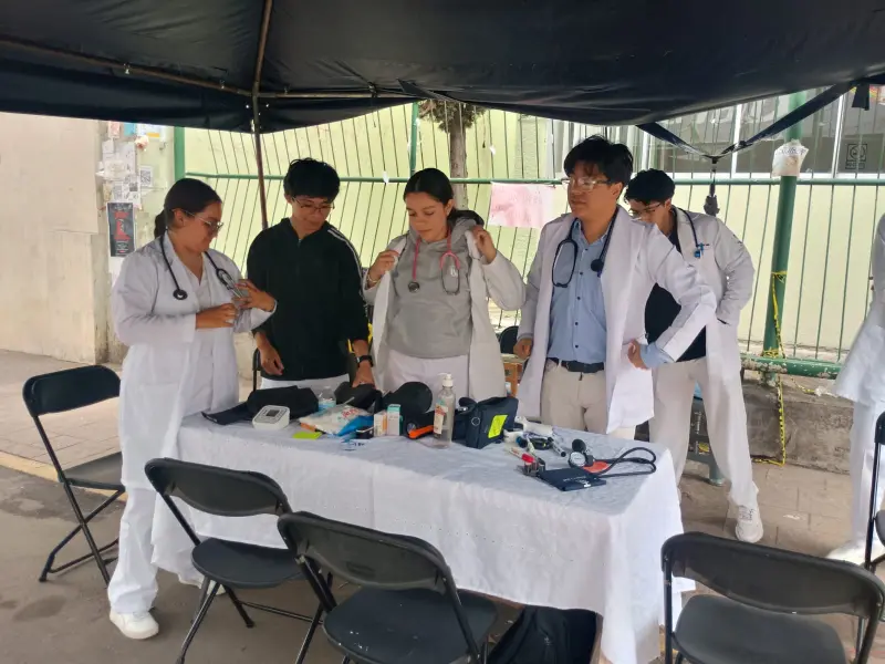 Denuncian estudiantes cerrazón de UV ante crisis de Facultad de Medicina