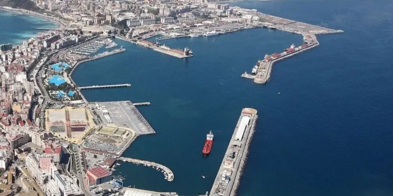 El Gobierno toma el control del puerto de Ceuta para alojar a más de 1.000 inmigrantes
