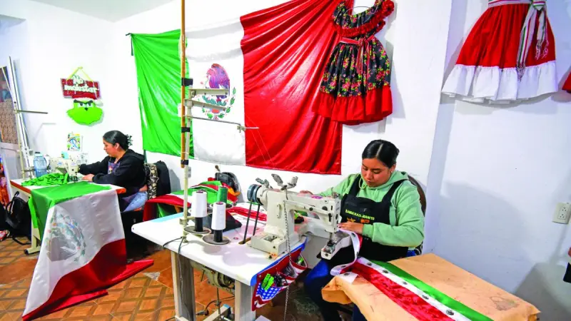 Comerciantes reportan bajas ventas de banderas artesanales; piden ayuda