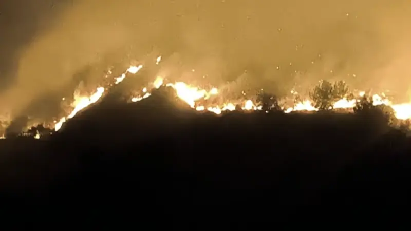 Voraz incendio forestal acorrala a Villa de Leyva, joya turística de Colombia