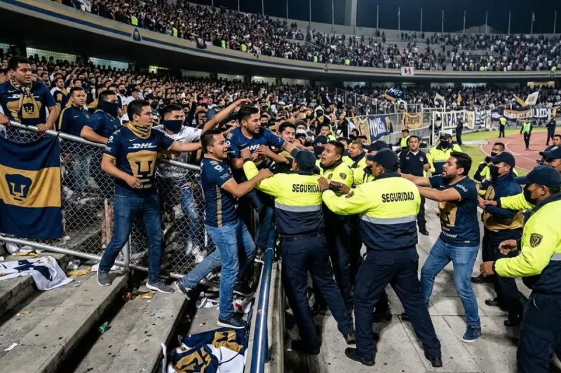 Aficionado de Pumas se vuelve loco y golpea a un elemento de seguridad de la tercera edad