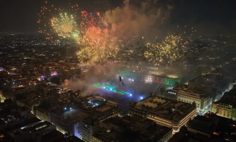 Más de 300 mil corean Viva México en el Zócalo