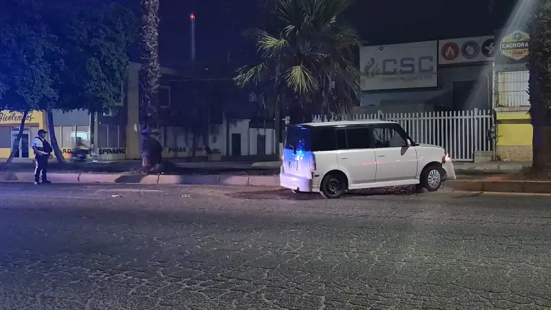 Pierde el control y termina accidentado sobre un camellón al sur de Mexicali