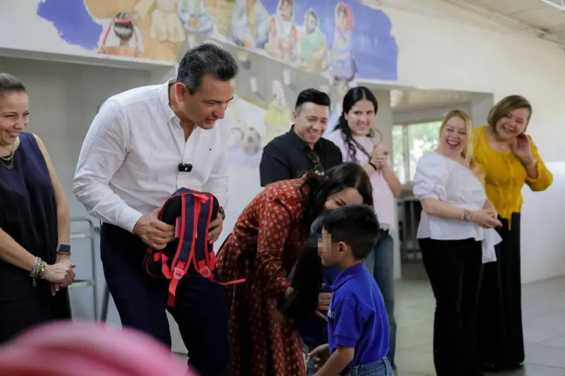 Convive Marco Bonilla con niñas y niños de Granja Hogar y entrega mochilas del Reto Útil