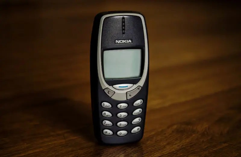 Tras el auge de teléfonos básicos que buscan reducir el uso de internet, el Nokia 1100 famoso por su juego de la “viborita” vuelve a despertar interés en los usuarios 20 años después