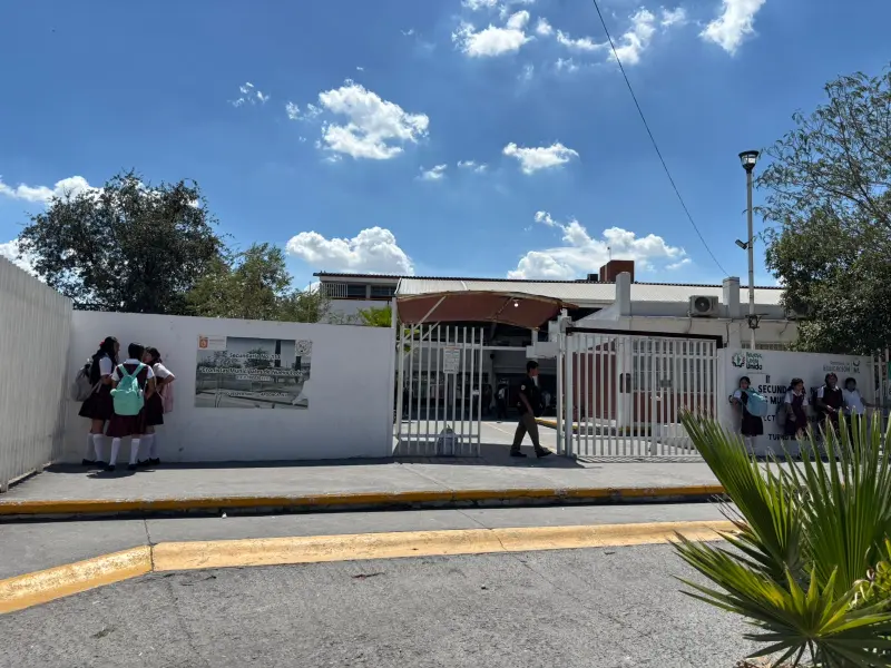 Padres y alumnos de secundaria en Apodaca opinan sobre regulación del uso de celulares