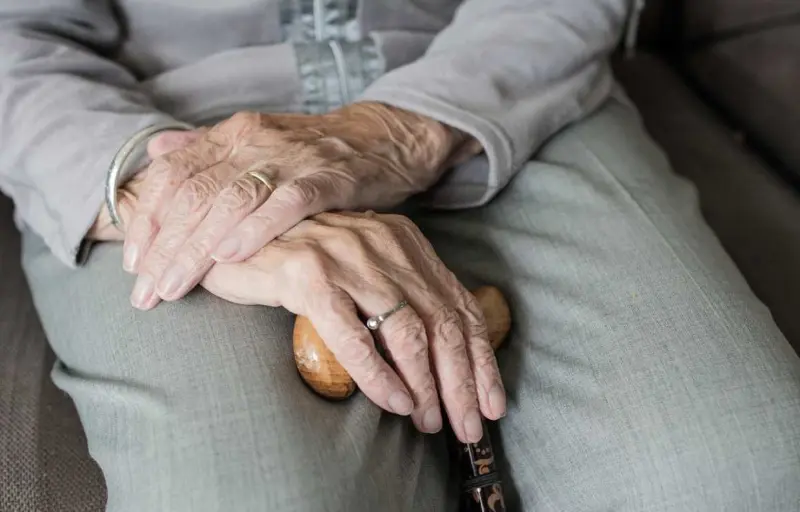 Acusa Fiscalía de NY a 3 empleados por muerte de residente en asilo