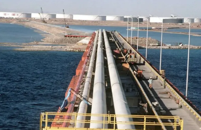 Arabia Saudí cierra el oleoducto que le permitía esquivar Ormuz: así afecta al petróleo mundial