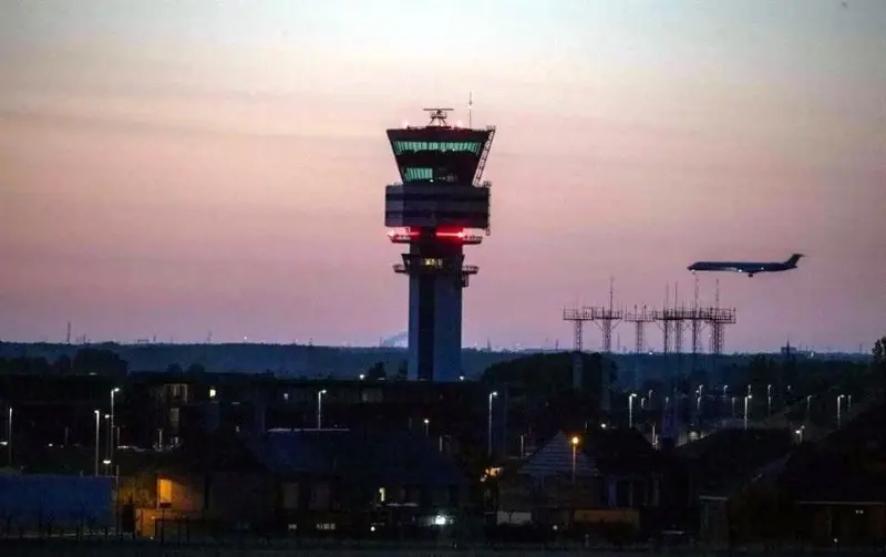Suspende FAA algunos vuelos en EU por falla de comunicación