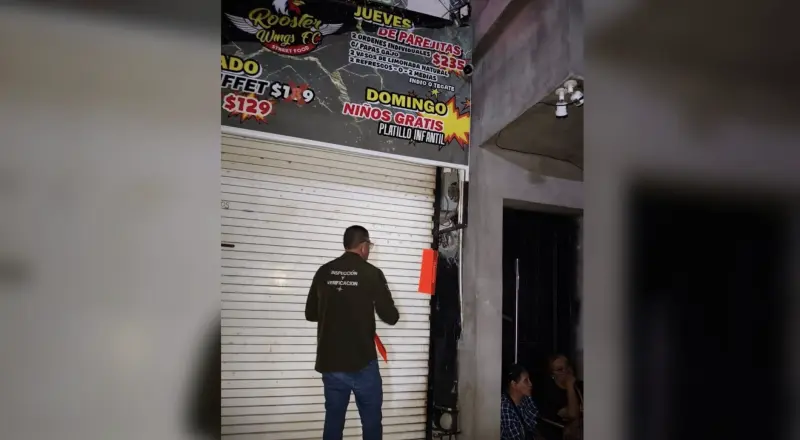 Cierran restaurante en el Centro de Torreón por vender alcohol en la vía pública durante el Grito