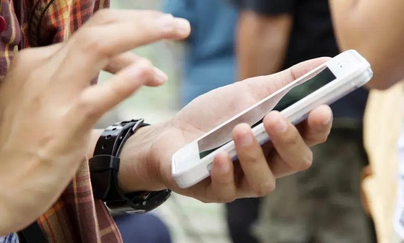Escuelas particulares ya restringen celulares en aulas