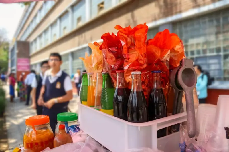 Salud reporta menor consumo de refresco tras medidas en escuelas públicas