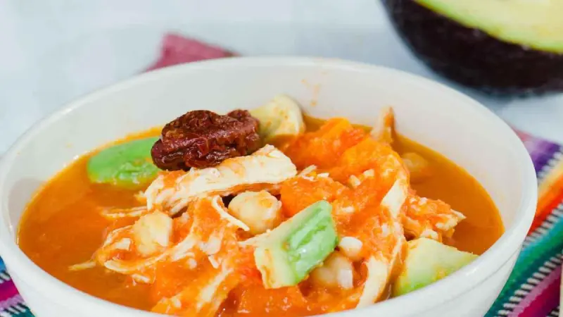 Historia del caldo tlalpeño, un clásico para curar la resaca