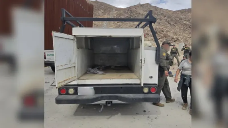 Transportan a 31 migrantes hacinados en un vehículo modificado cerca de Ocotillo