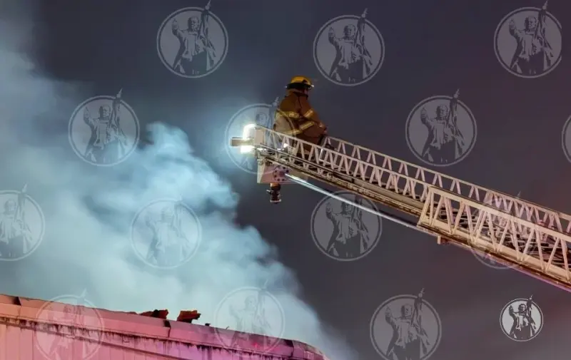 Fogata habría provocado incendio de bodega en la Gómez Morín