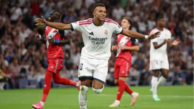 Mbappé firma doblete en goleada del Real Madrid y alcanza al Barcelona en LaLiga