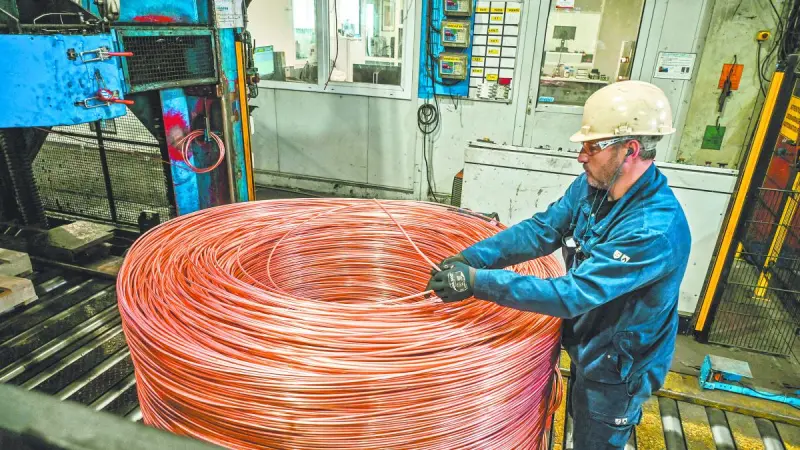 Precios del cobre suben por debilidad del dólar y escasez de oferta en China