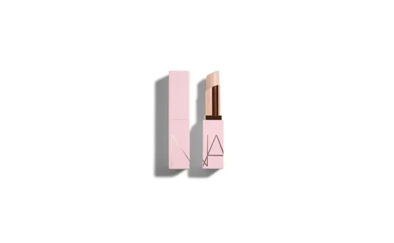 El bálsamo de labios que convierte el maquillaje más sencillo en un look impecable