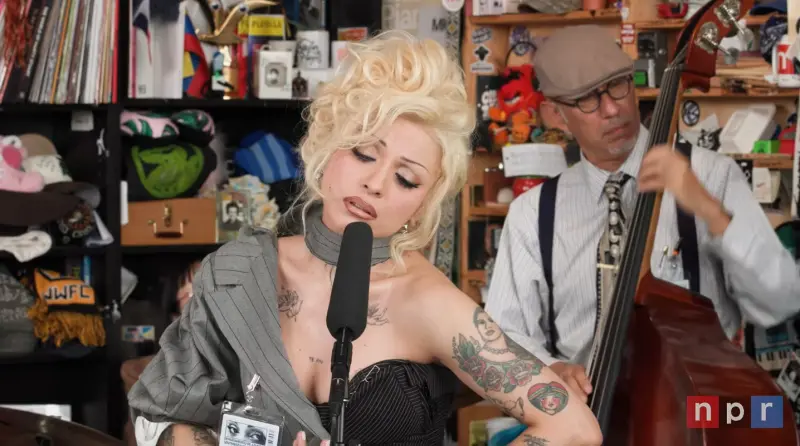Mon Laferte llora durante su nuevo Tiny Desk al cantar una canción para su esposo