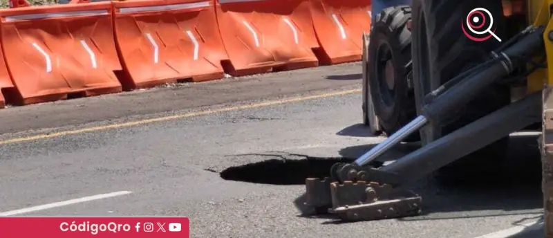 Socavón provoca cierre vial en Bernardo Quintana a la altura de El Acueducto 